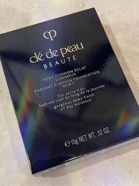 Clé de Peau Beauté Radiant Cushion Foundation Dewy- O30 Medium Ochre *BNIB*